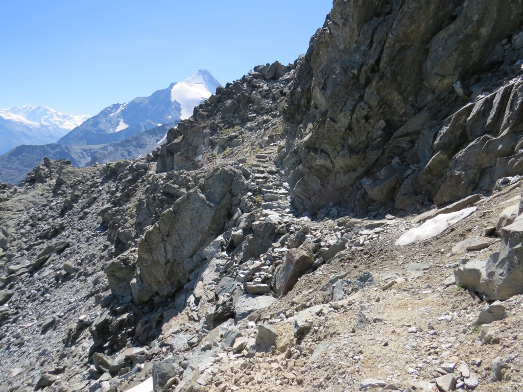 direkt am Felsen führt der nun schmale...