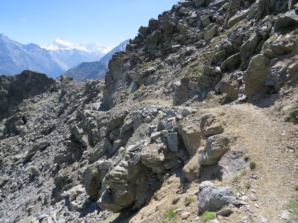 ...aber gut ausgebaute Bergweg, in das nächste...