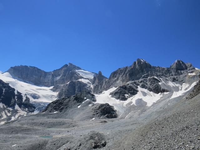 ...von gewaltigen Schotterflächen gebildete Hochtal