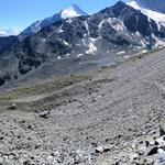 der Bergweg führt dann nach Süden auf den Moränenhang, zu einem begrünten Absatz