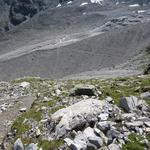 Blick in das gewaltige, von Schuttmassen dominierte Becken des Unteren Stelligletscher. Gut ersichtlich der weitere Wegverlauf