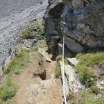 das letzte Teilstück des Abstiegs, führt über einen schmalen, ausgesetzten mit Seilen gesicherten Bergweg