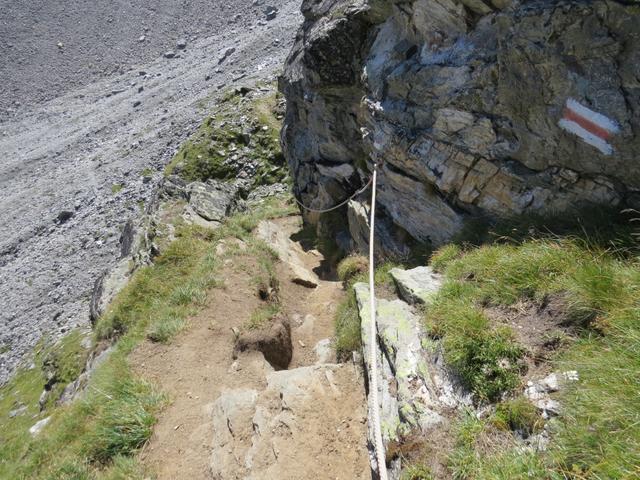 das letzte Teilstück des Abstiegs, führt über einen schmalen, ausgesetzten mit Seilen gesicherten Bergweg
