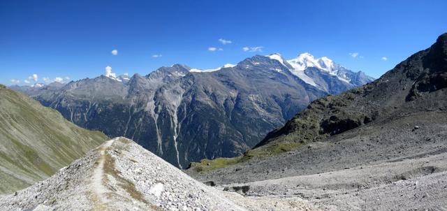 sehr schönes Breitbildfoto aufgenommen auf dem Kamm der riesigen Moräne. Was für ein Panorama!