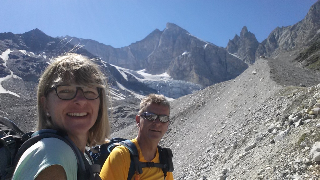 Erinnerungsfoto aufgenommen auf der riesigen Möräne des Unteren Stelligletscher