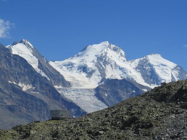 was für ein Anblick! direkt hinter der Topalihütte türmen sich Nadelhorn, Lenzspitze, Dom und Täschhorn in den Himmel