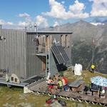 die Topalihütte am Fusse des Distelgrats thront auf einer Höhe von 2674 m u.M. auf einem Felsvorsprung oberhalb von St. Niklau