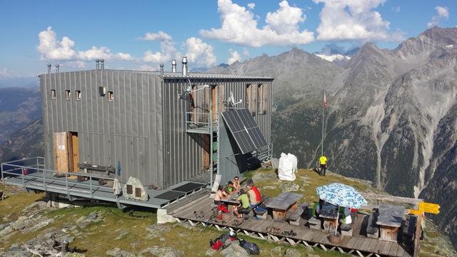 die Topalihütte am Fusse des Distelgrats thront auf einer Höhe von 2674 m u.M. auf einem Felsvorsprung oberhalb von St. Niklau