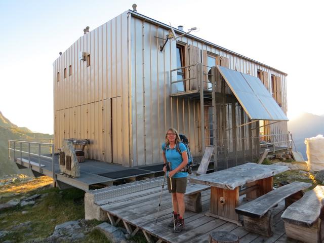 meine Maus verlässt die super schön gelegene Topalihütte und ist bereit für den Wandertag