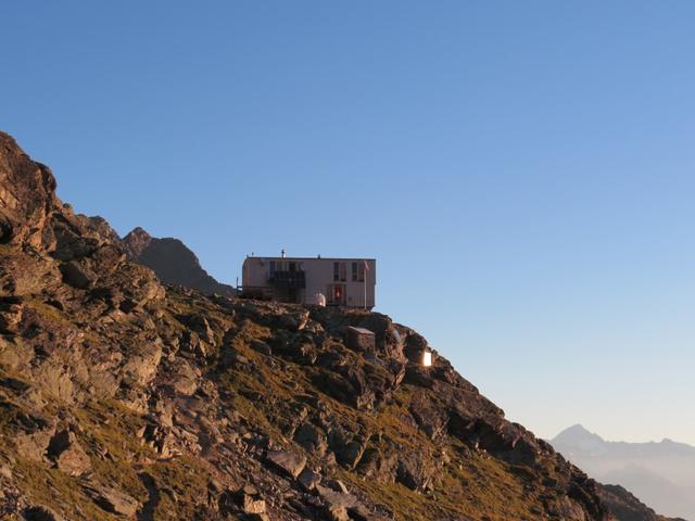 Blick zur traumhaft gelegenen Topalihütte