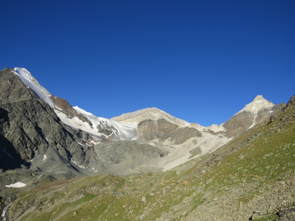 Blick in den eindrücklichen Felskessel des Tällis unterhalb des Schölligletschers. Links der Brunegghorn