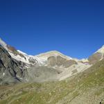 Blick in den eindrücklichen Felskessel des Tällis unterhalb des Schölligletschers. Links der Brunegghorn