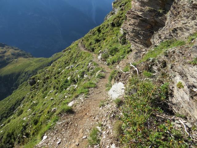 hier zwingt der mächtige Gratausläufer des Brunegghorns den Weg in die Tiefe