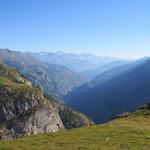 Blick über das Mattertal hinaus in das Rhonetal. Am Horizont zeigt sich schön das Bietschhorn