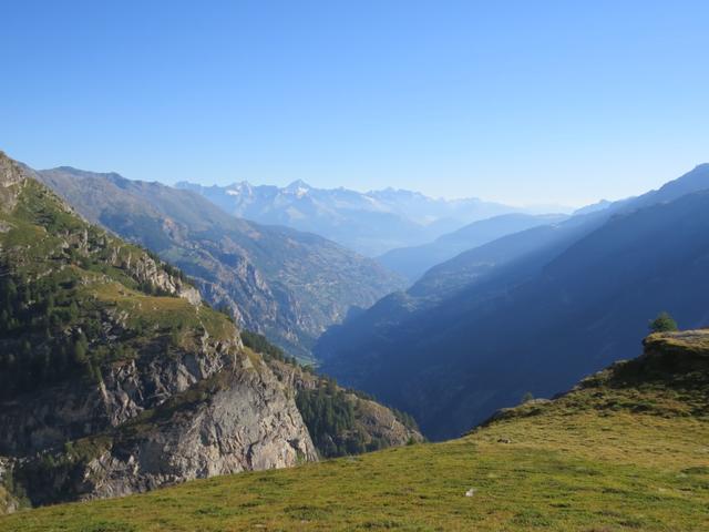 Blick über das Mattertal hinaus in das Rhonetal. Am Horizont zeigt sich schön das Bietschhorn