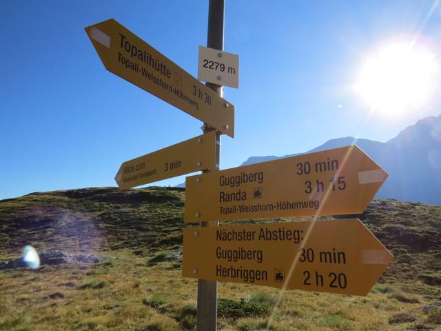 Wegweiser bei der kleinen Ebene auf 2279 m.ü.M.