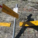 Wegweiser bei der Weggabelung 2232 m.ü.M. Hier besteht die Möglichkeit ins Mattertal runter zu laufen