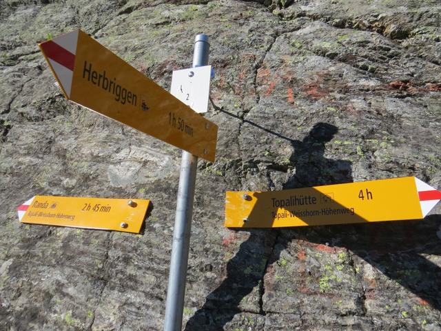 Wegweiser bei der Weggabelung 2232 m.ü.M. Hier besteht die Möglichkeit ins Mattertal runter zu laufen