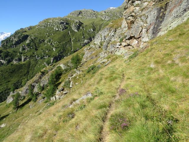 vorbei an Punkt 2235 m.ü.M. geht es weiter zum nächsten Graben