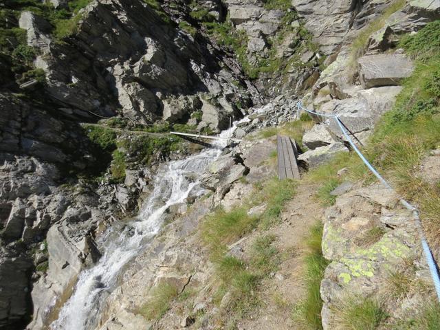 Blick in den Rosszügji Graben, der über eine Holzbrücke überwunden wird