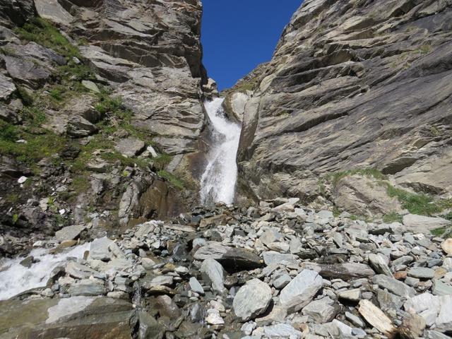 mit grosser Wucht schiesst das Wasser von oben...