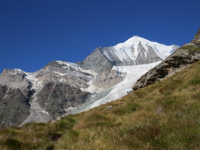 rechts von uns taucht ein anderer Bergriese auf, das Weisshorn mit seiner ganzen weissen Pracht