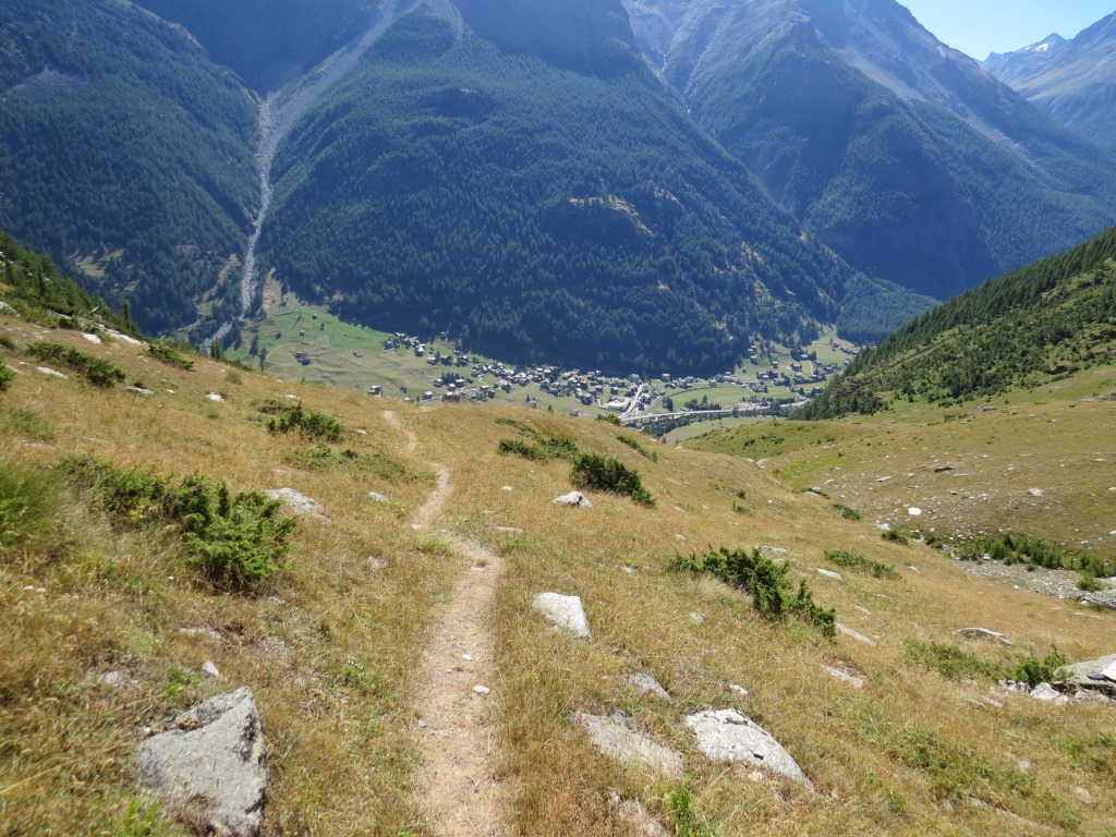 vorbei an Punkt 1731 m.ü.M. geht es fast endlos über vielen Kehren weiter abwärts...