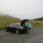 beim Oberalppass empfängt uns dichter Nebel. Bei der ersten Kurve nach dem Pass Punkt 1987 m.ü.M. parkieren wir das Auto