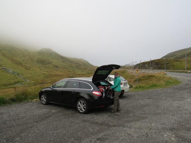 beim Oberalppass empfängt uns dichter Nebel. Bei der ersten Kurve nach dem Pass Punkt 1987 m.ü.M. parkieren wir das Auto