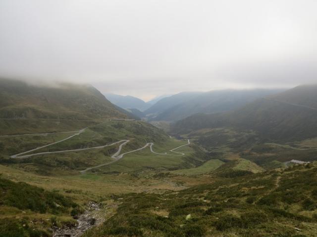 Blick Richtung Sedrun und auf die Oberalppasstrasse