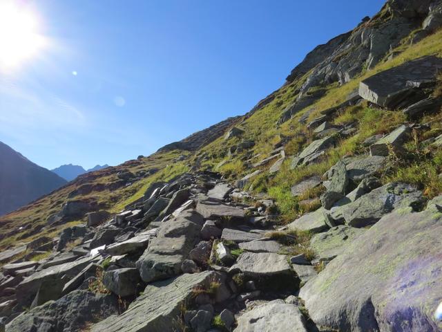 bei Trutg-Nurschalas 2056 m.ü.M. verlassen wir den Talboden und gewinnen über grosse Kehren an Höhe
