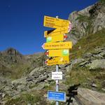 beim kleinen Übergang wandern wir beim Wegweiser geradeaus weiter...