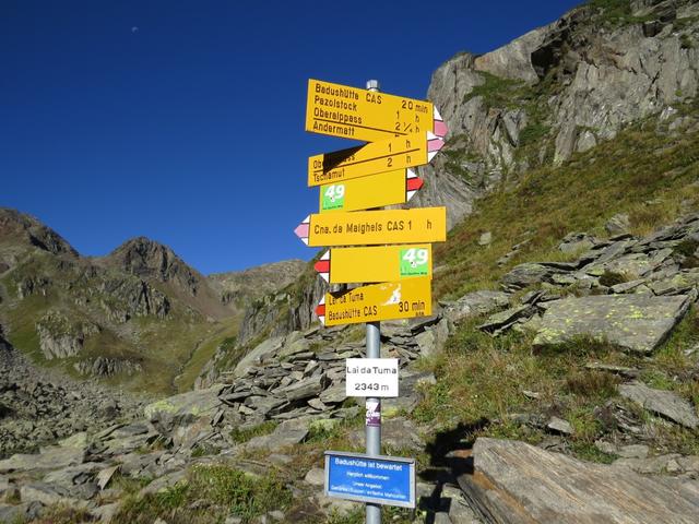 beim kleinen Übergang wandern wir beim Wegweiser geradeaus weiter...