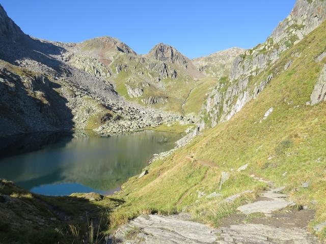 wir lassen die kleine Anhöhe mit dem schönen Blick zum Tomasee hinter uns...