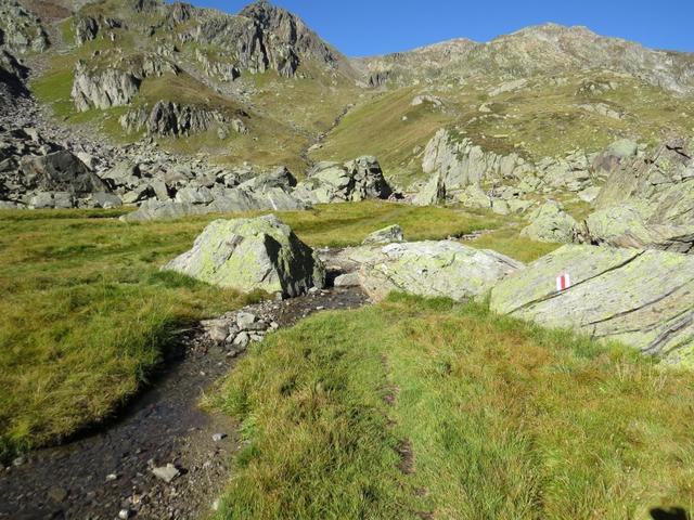 der Wanderweg führt uns am See entlang, zu seinem hinteren Ende. Hier enden leider aus unerklärlichen Gründen die Markierunge