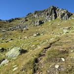 mit Blick auf den Piz Tuma geht es leicht rechts haltend weiter aufwärts Richtung Weggabelung Punkt 2390 m.ü.M.