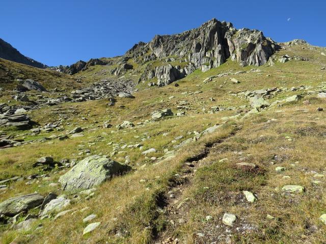 mit Blick auf den Piz Tuma geht es leicht rechts haltend weiter aufwärts Richtung Weggabelung Punkt 2390 m.ü.M.