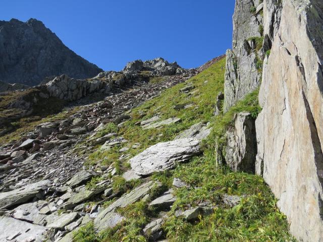 der Bergweg führt uns nun steiler und gerölliger Richtung Punkt 2627 m.ü.M.