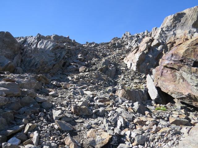 der nur noch zum Teil erkenntliche Bergweg ist hier steil und rutschig