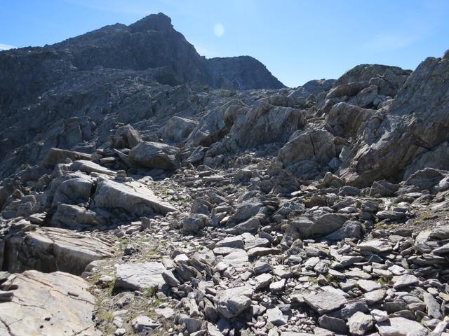 beim Grat biegen wir links ab und peilen nun den Piz Badus, rätoromanisch Six Madun an