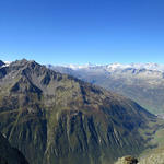 sehr schönes Breitbildfoto mit Blick ins Urnerland. Links der Pizzo Centrale mit Gletscher, Gemsstock und Andermatt