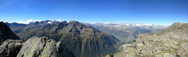sehr schönes Breitbildfoto mit Blick ins Urnerland. Links der Pizzo Centrale mit Gletscher, Gemsstock und Andermatt