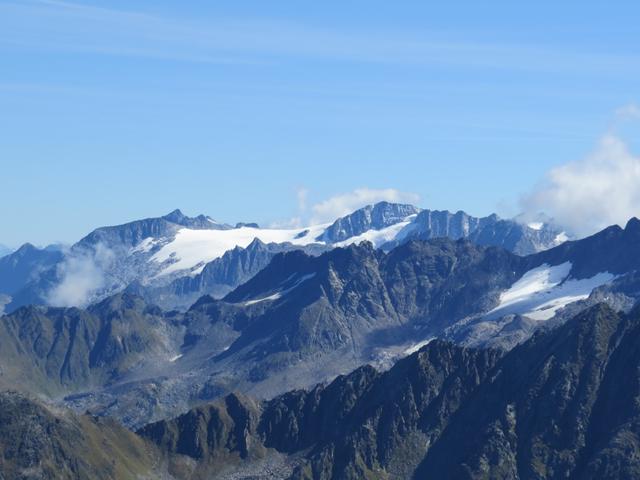 Blick zum Piz Medel mit Gletscher