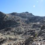 Blick hinauf zum Piz Badus. Wie auf keinem zweiten Berg im Gotthardgebiet, bietet er eine einzigartige Gipfelschau