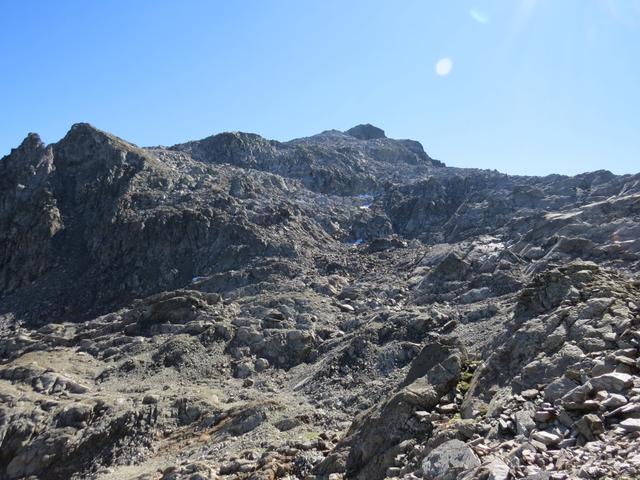 Blick hinauf zum Piz Badus. Wie auf keinem zweiten Berg im Gotthardgebiet, bietet er eine einzigartige Gipfelschau