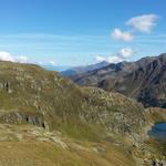 links die Badushütte, rechts der Tomasee