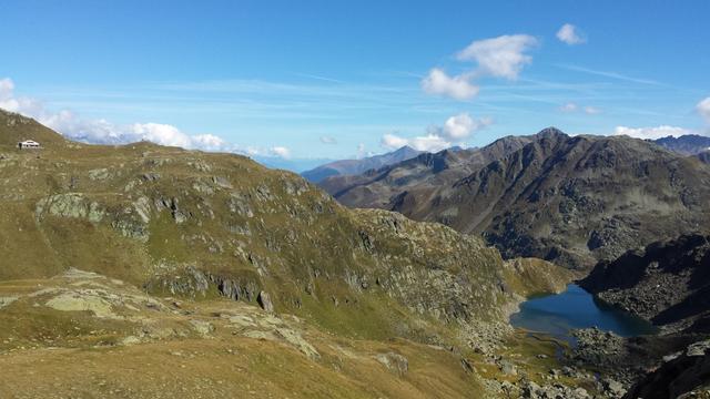 links die Badushütte, rechts der Tomasee