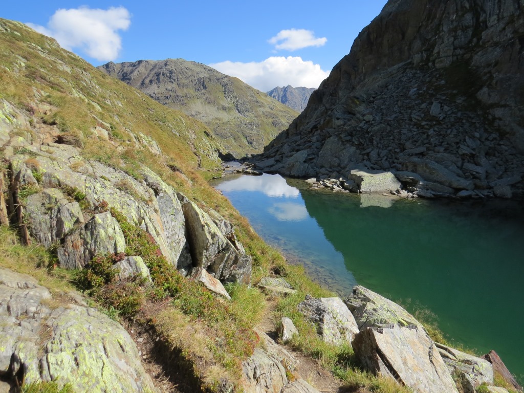 wir laufen aber nicht zur Weggabelung Punkt 2351 m.ü.M. hinauf, sondern biegen rechts ab, wo das Wasser den Tomasee verlässt