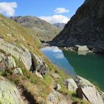 wir laufen aber nicht zur Weggabelung Punkt 2351 m.ü.M. hinauf, sondern biegen rechts ab, wo das Wasser den Tomasee verlässt