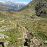 über wildes Gelände steigen wir steil ab. Der alte Wanderweg ist zum Teil noch ersichtlich